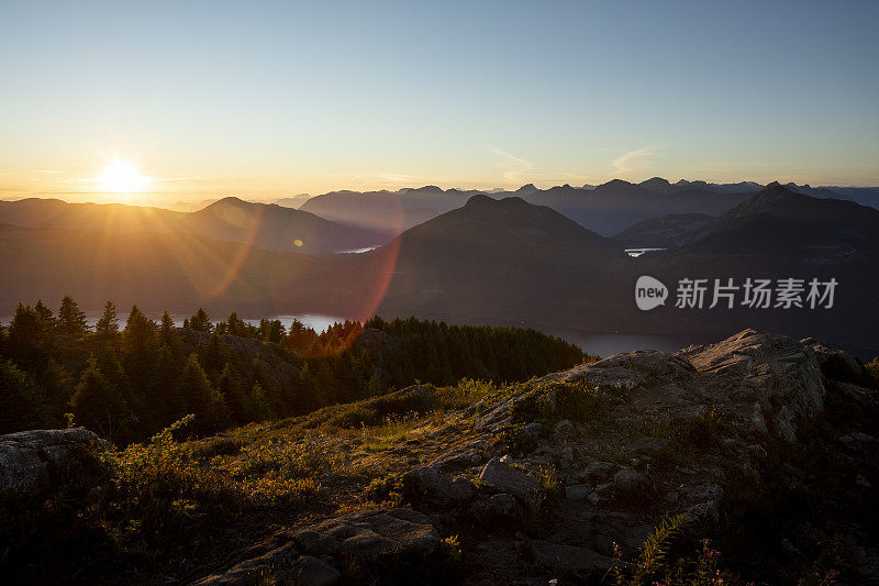 加拿大阳光海岸的Tin Hat Hut步道上的风景优美的山景。